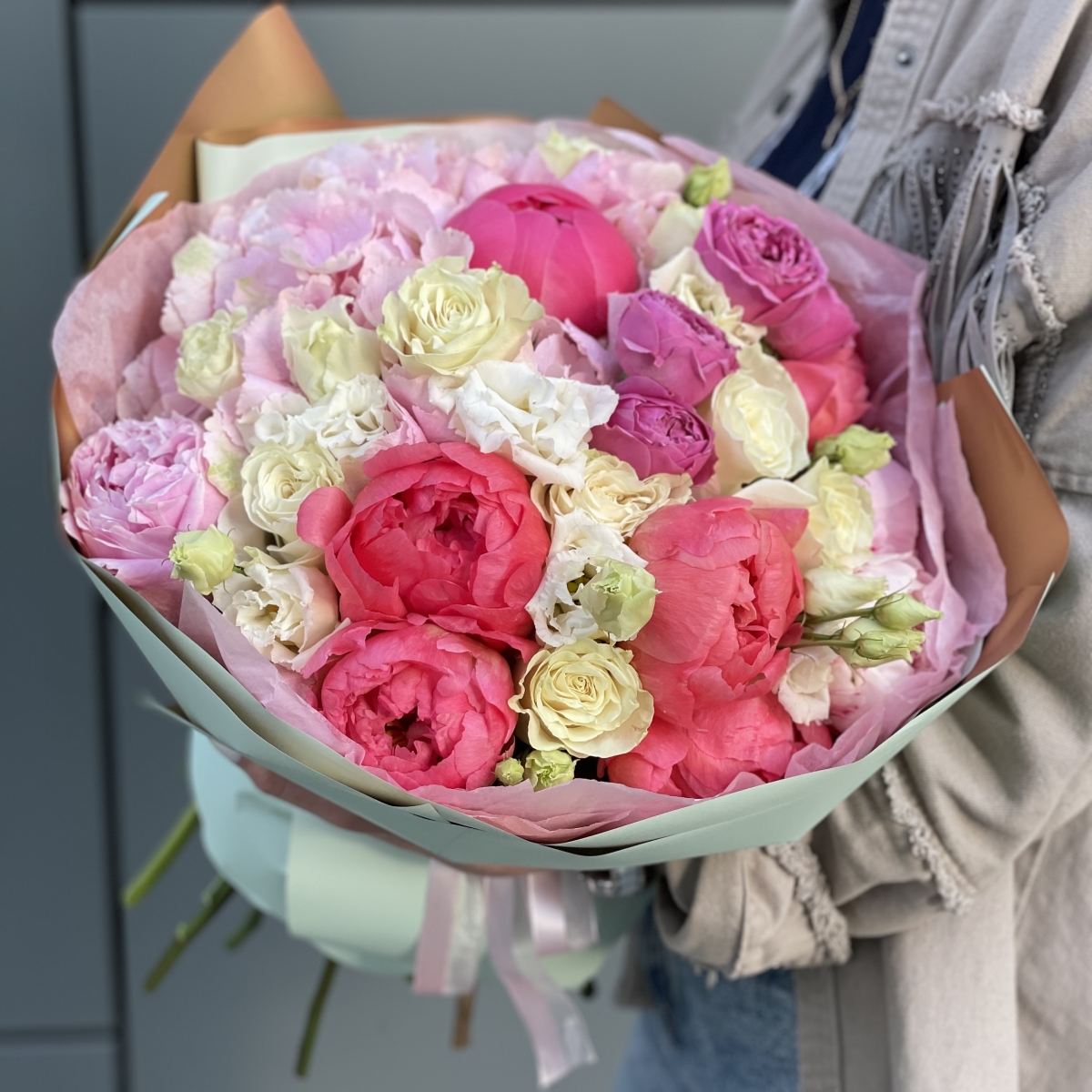 Букет Лавина Любви из пионов, гортензии, роз и эустомы