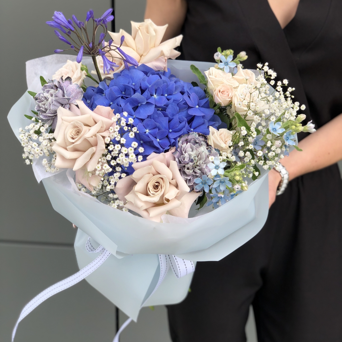 Букет Хилтон Стандарт из гортензии, оксипеталума, гипсофилы, диантуса и агапантуса