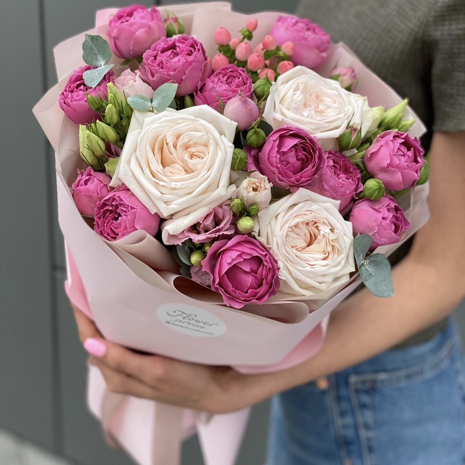 Букет из пиновидной кустовой розы, гиперикума, эустомы и одноголовой розы Инфинити