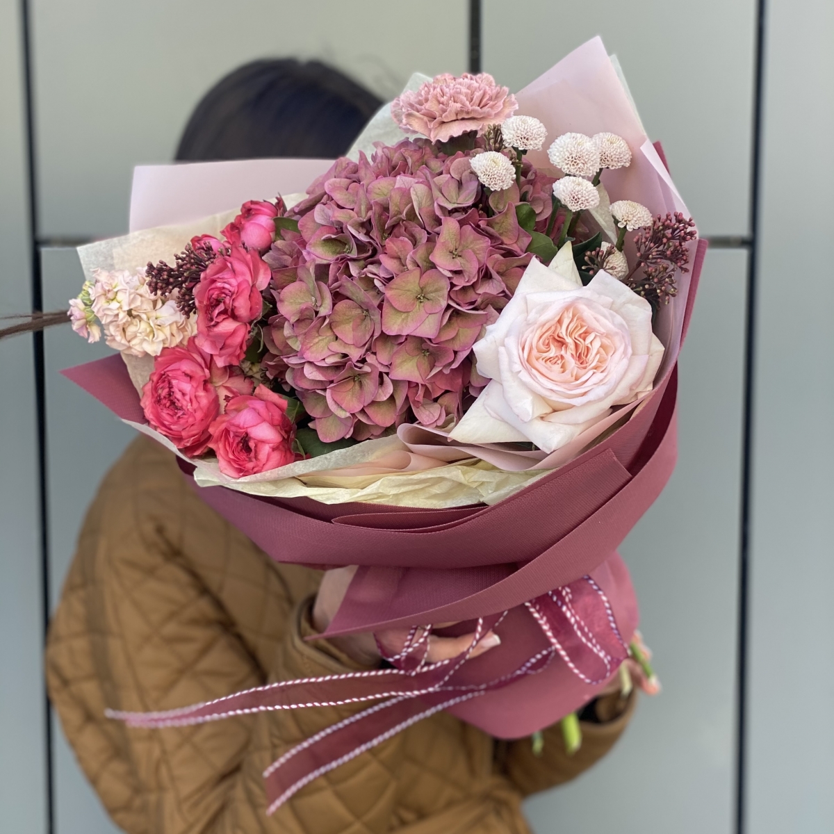 Букет Кендалл из гортензии, скиммии, маттиолы, хризантемы вип, роз и диантуса