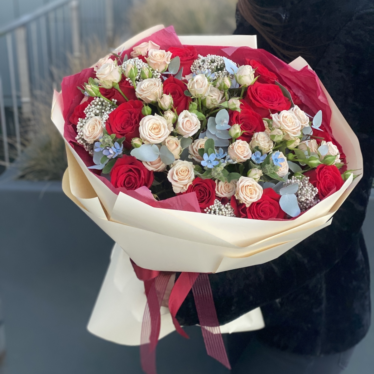 Букет Абсолютное счастье из оксипеталума, озотамнуса, роз и эвкалипта