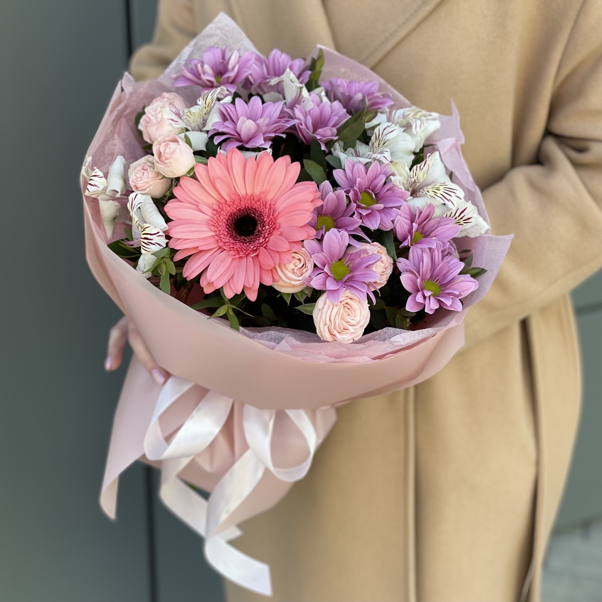 Букет Умиление из альстромерии, хризантемы, герберы и кустовой розы