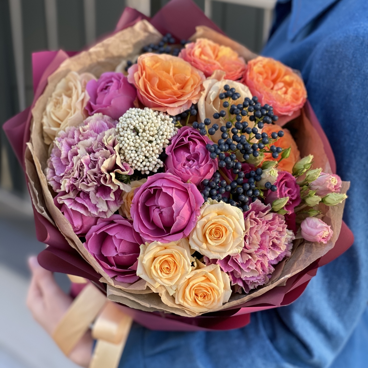 Букет из пионовидных роз, эустомы, озотамнуса, диантуса и вибурнума Ла-Манш