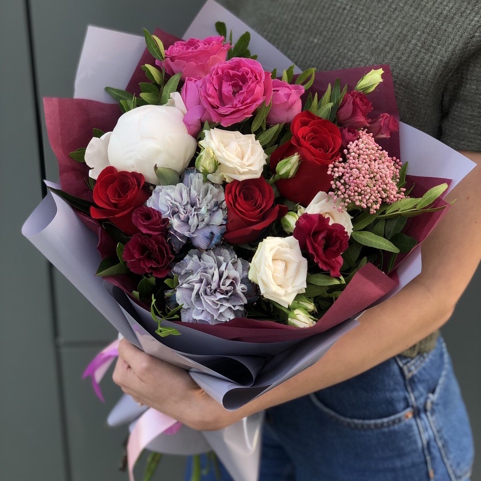 Букет из эустомы, кустовой пионовидной розы и диатуса Ассоль