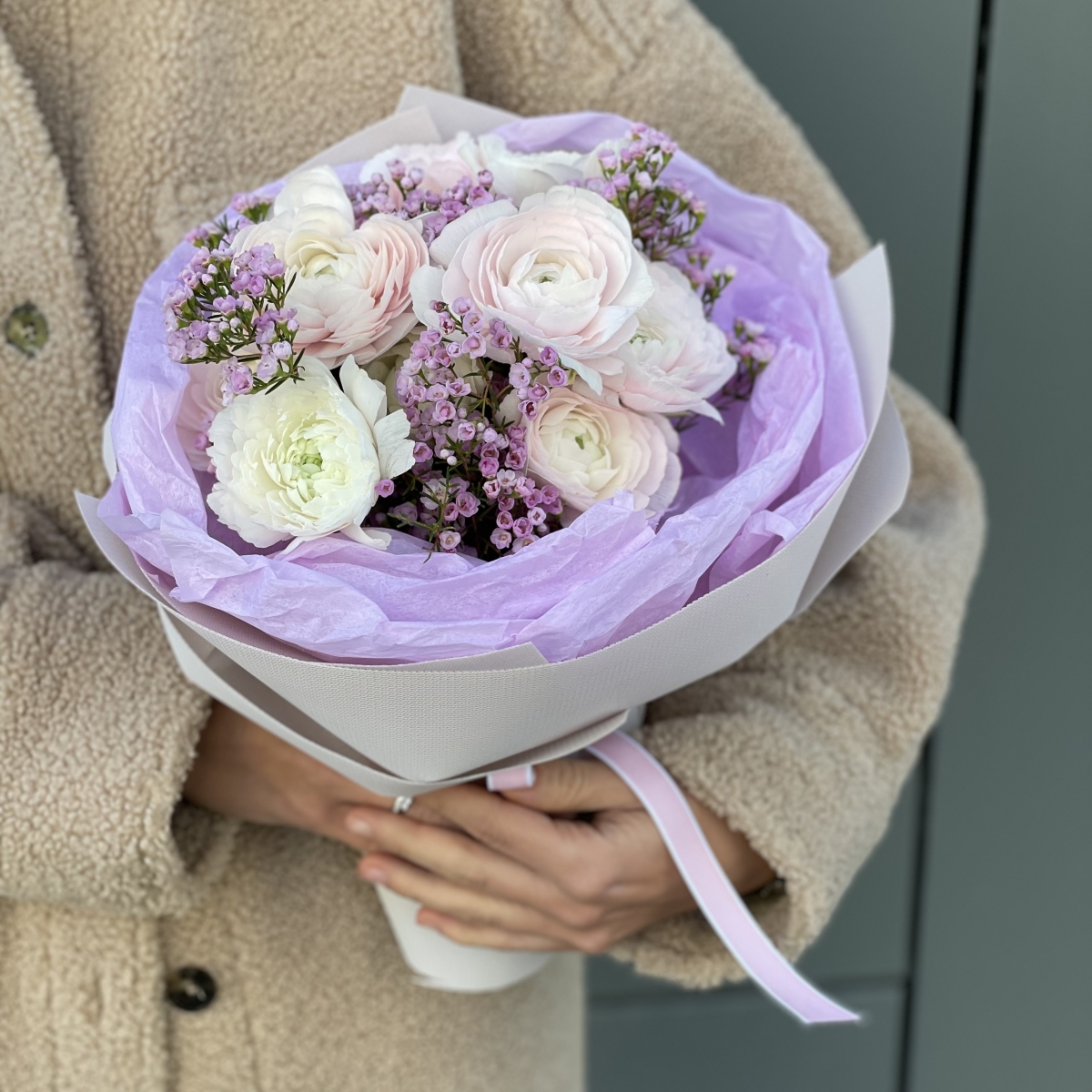 Букет Лунный свет из ранункулюсов и хамелациума