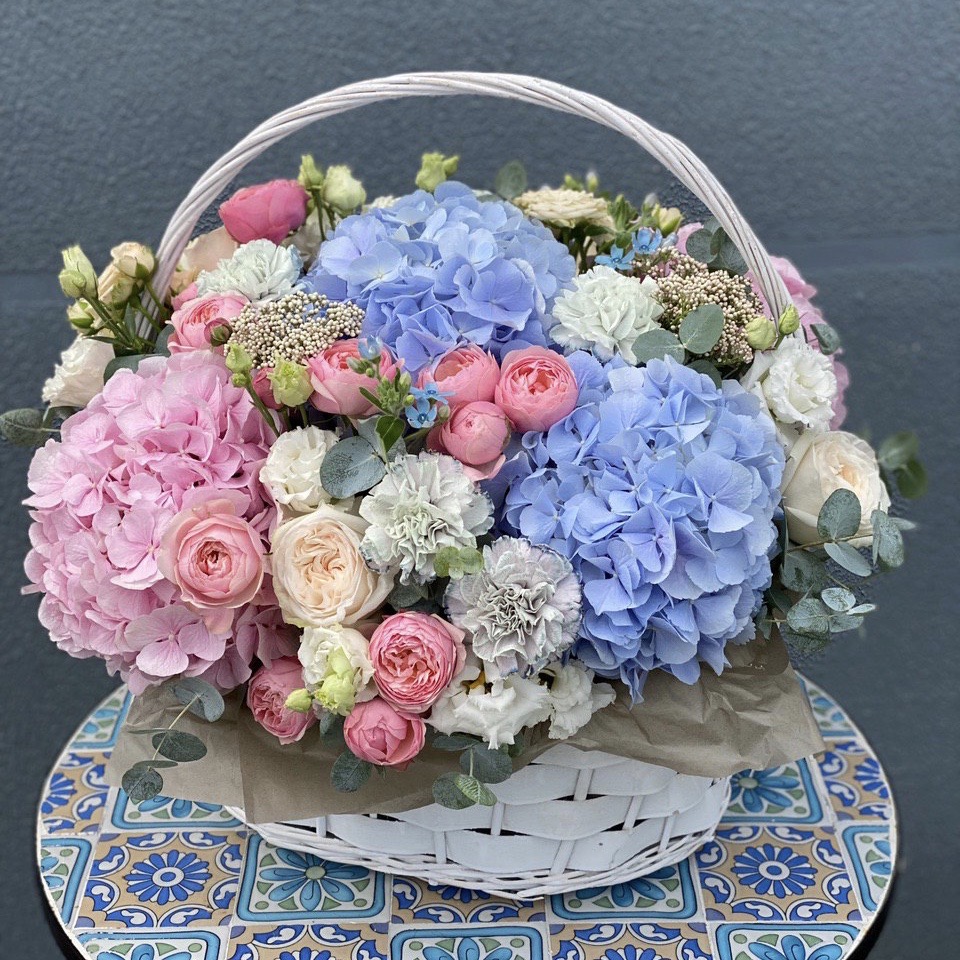 Корзина из гортензий и кустовых пионовидных роз Само Совершенство