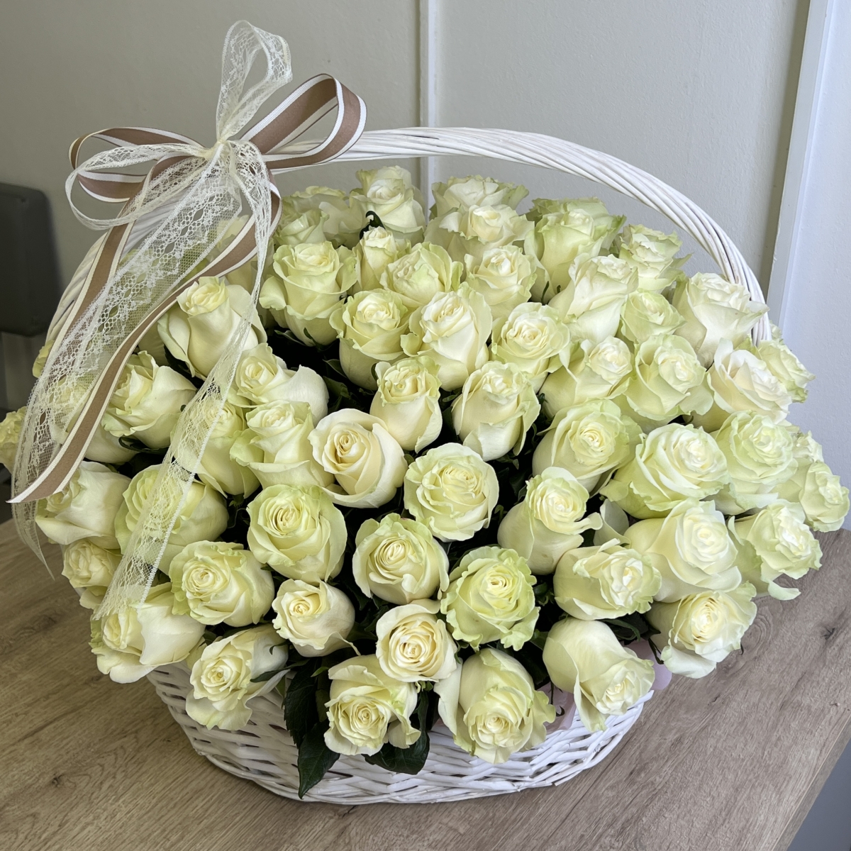 Корзина Аваланж из 101 белых роз