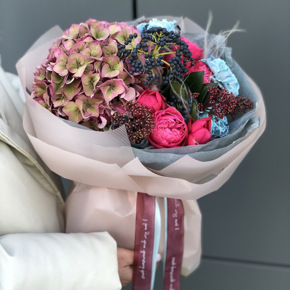 Букет Дженер из гортензии, вибурнума, диантуса, пионовидных роз, скиммии и стифы