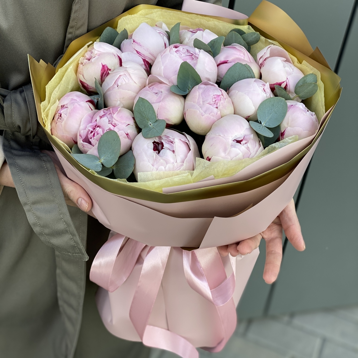 Букет Нежное утро из 15 пионов и эвкалипта