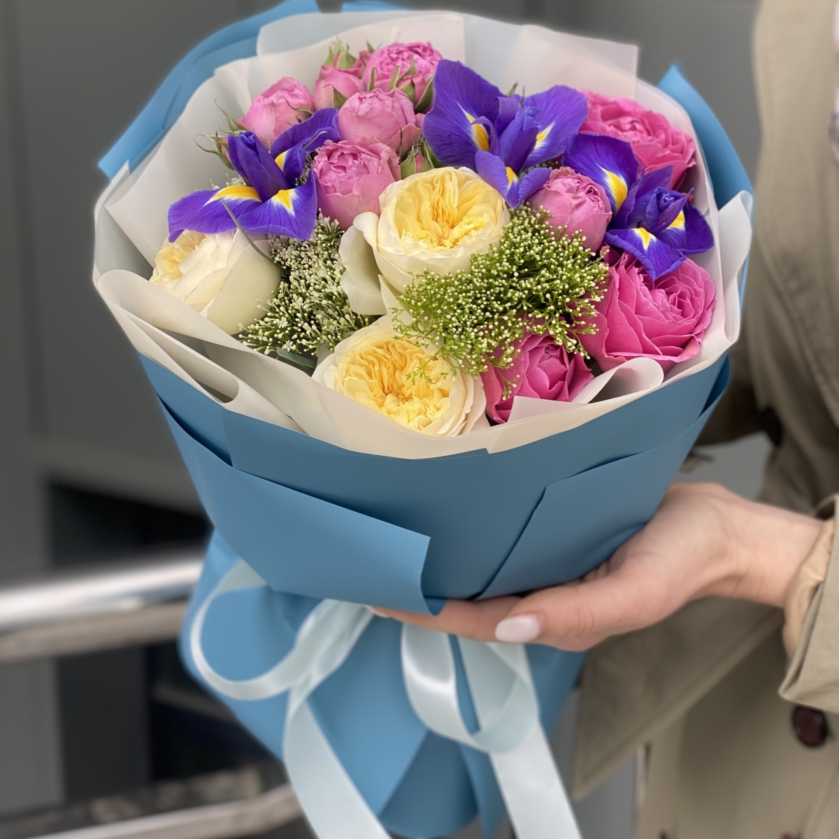 Букет Космос из пионовидной кустовой розы, ирисов и трахелиума