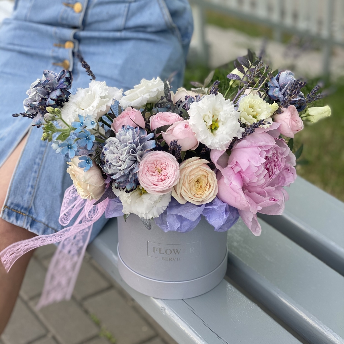 Композиция Приятного дня из пионов, оксипеталума, диантуса и роз