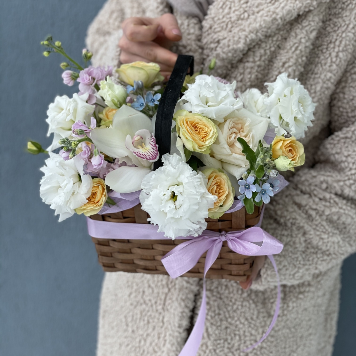 Композиция Влюбленный Шекспир из маттиолы, эустомы, роз и цимбидиума