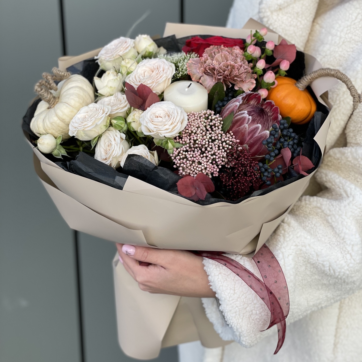 Букет Мистическая тыква из протеи, озотамнуса, скиммии, вибурнума, гиперикума, стифы и трахелиума