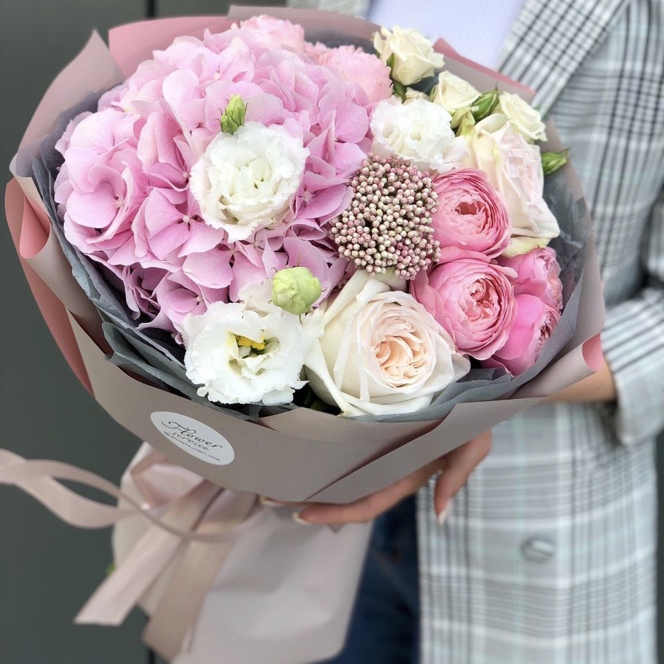 Букет из гортензии, роз и эустомы Дарси