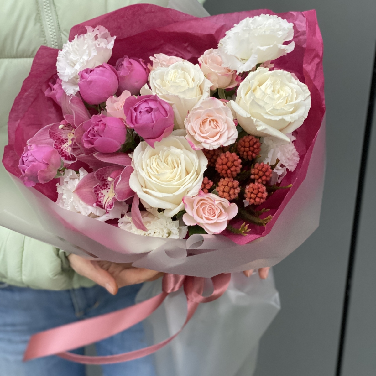 Букет Малиновое варенье из роз, брунии, цимбидиума и эустомы