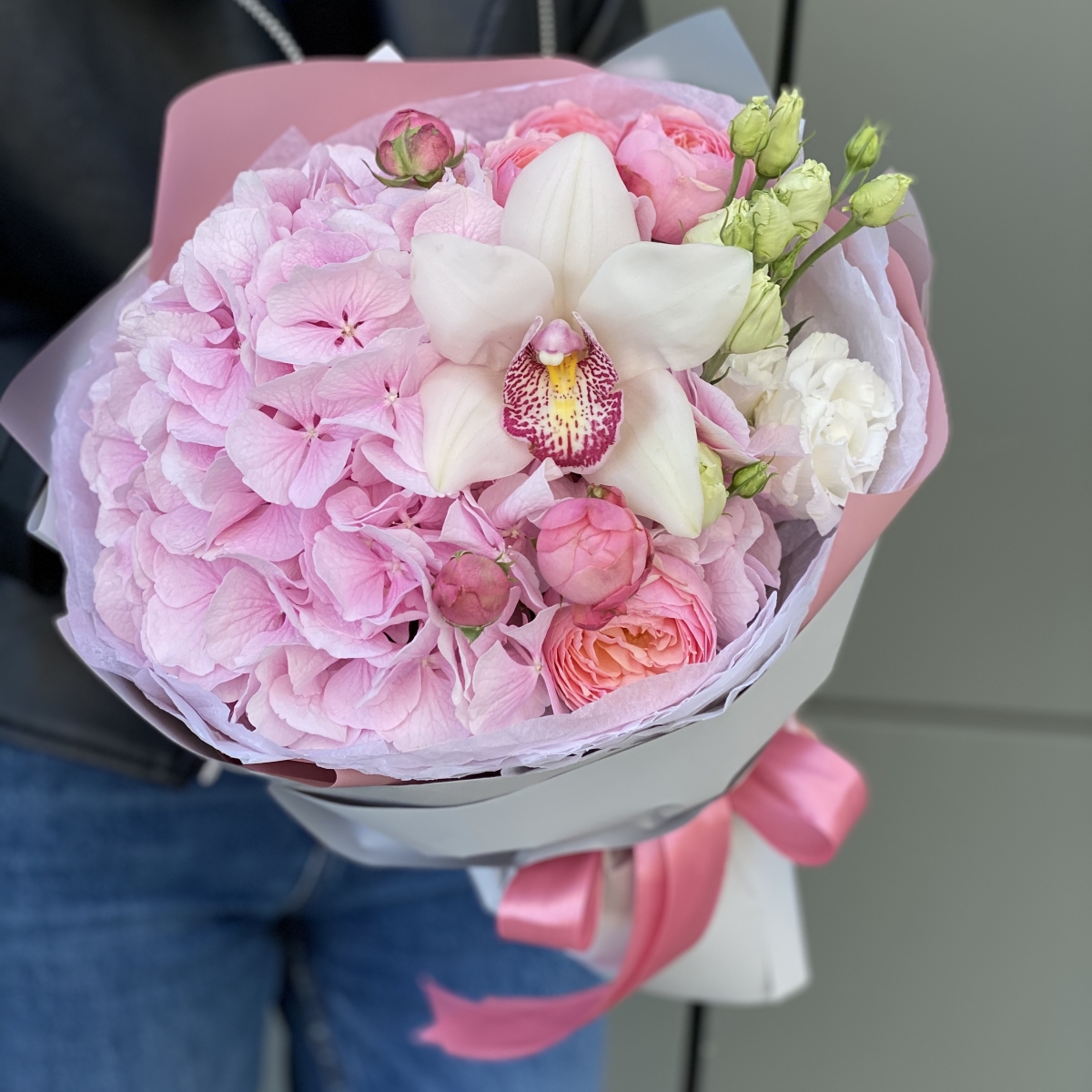 Букет из гортензии, кустовой пионовидной розы и цветка орхидеи Парадайз