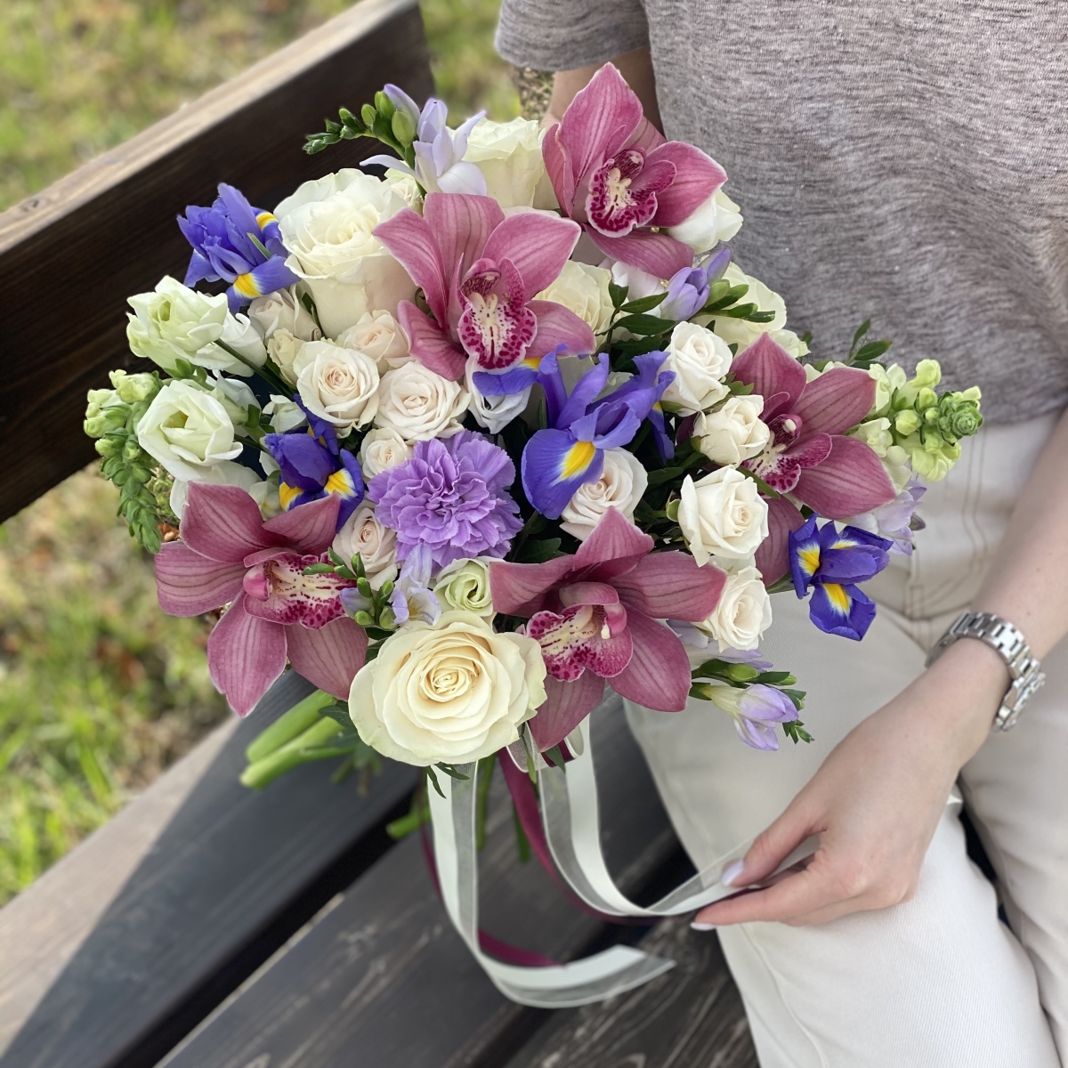 Букет Бриз из фрезии, цимбидиума, роз, маттиолы и ирисов