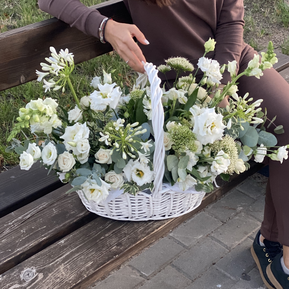 Корзина Ренессанс из эустомы, трахелиума, альстромерии, роз, антирриума и агапантуса