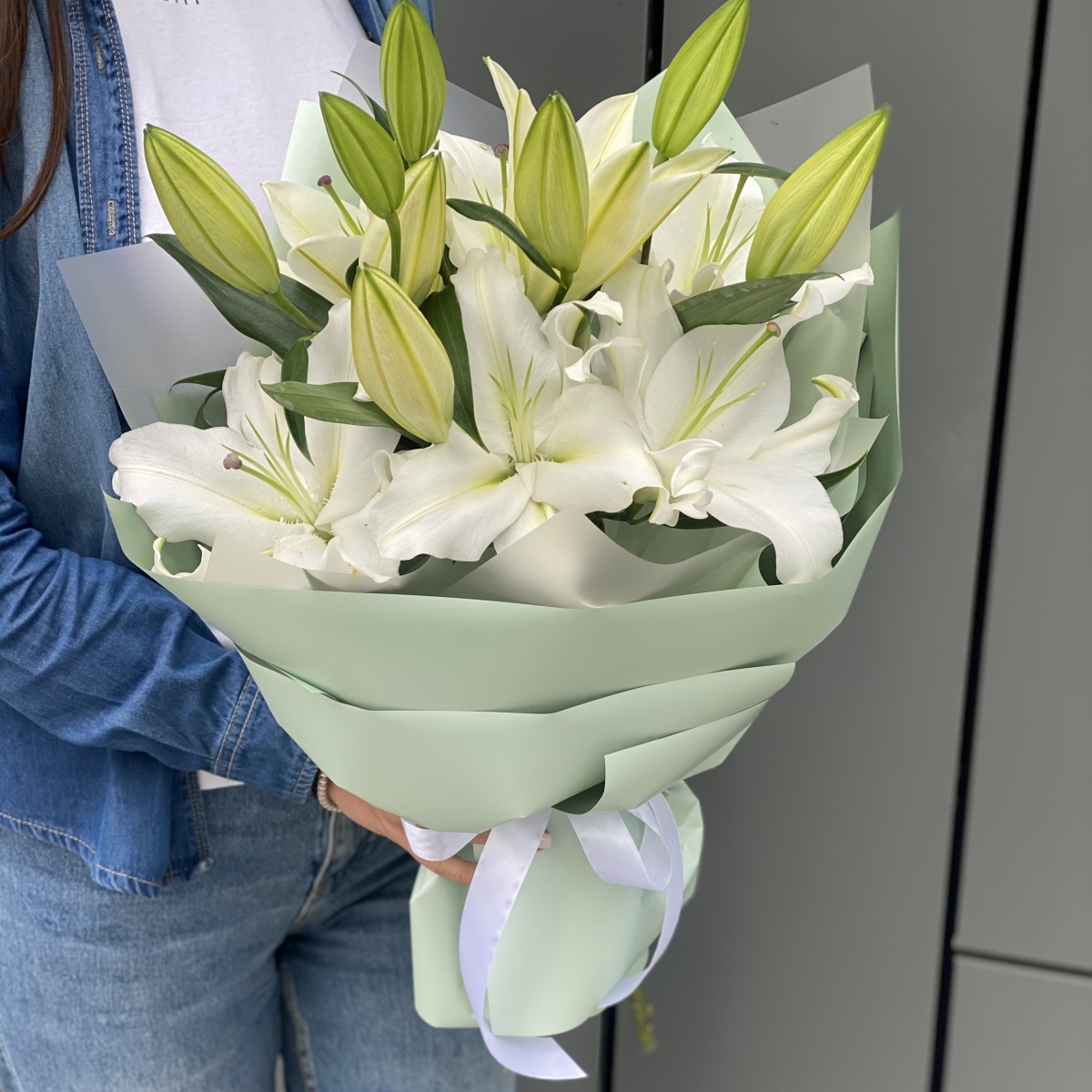 Букет из 3 веток Лилии в оформлении