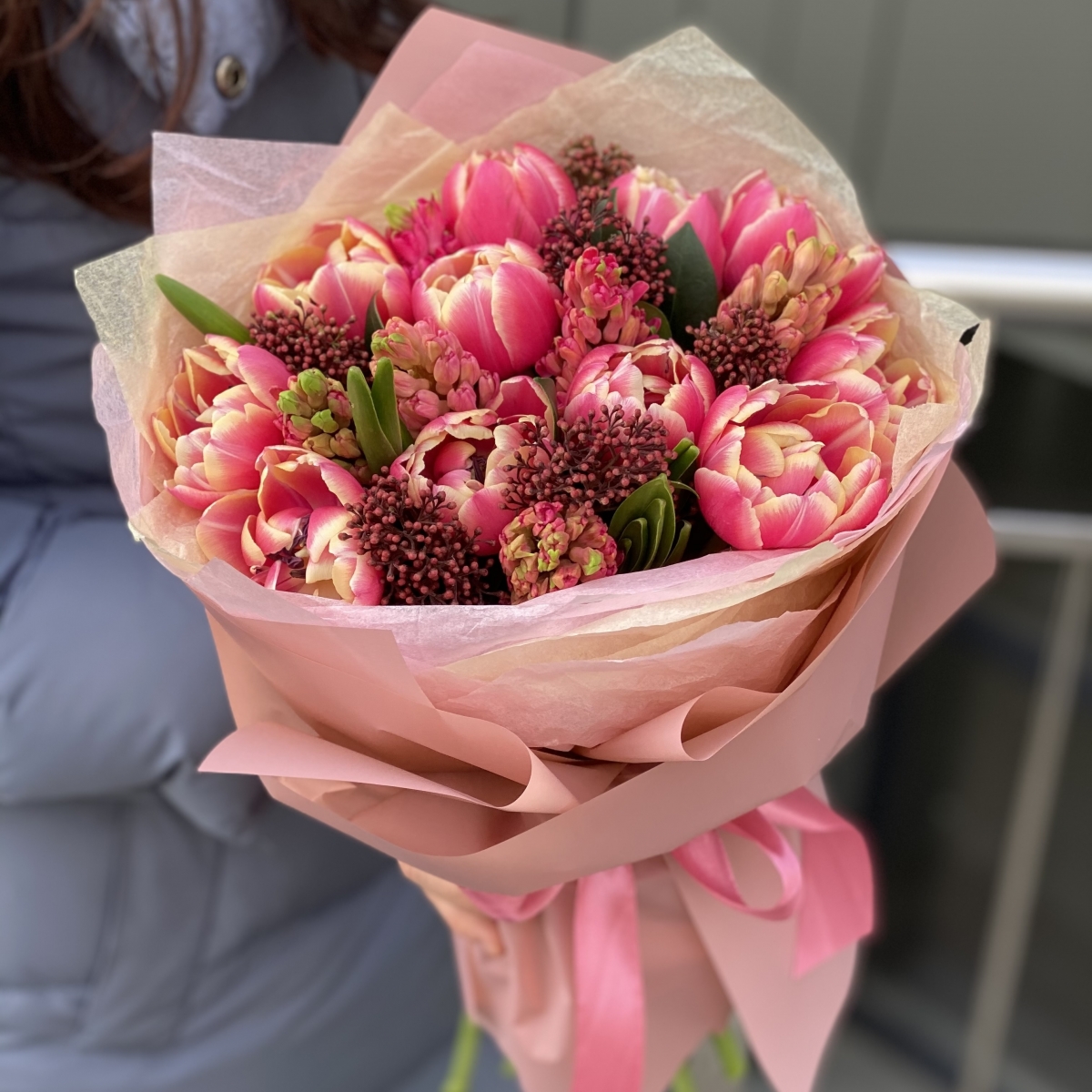 Букет Весенняя гармония из тюльпанов сорта колумбус, гиацинтов и скиммии