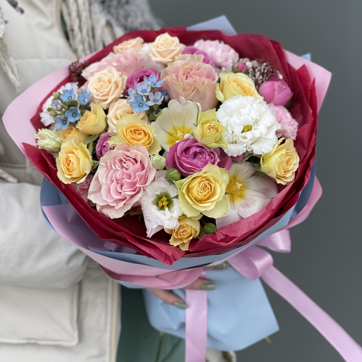 Букет Фрутис из эустомы, тюльпанов, оксипеталума и роз