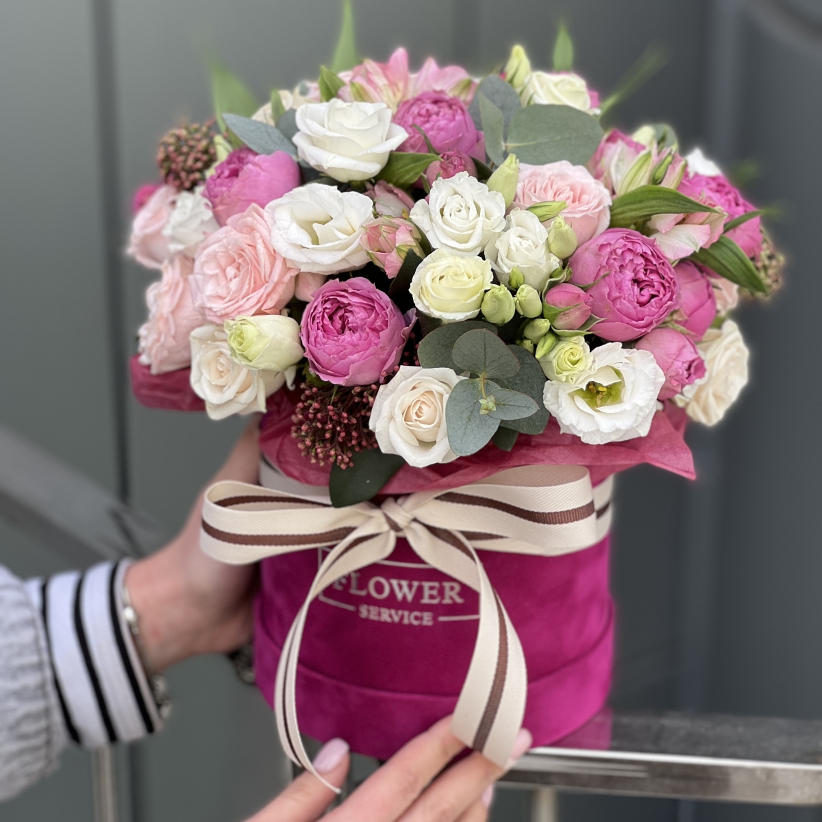 Коробка Шёлк из эустомы, кустовой розы, альстромерии и скиммии