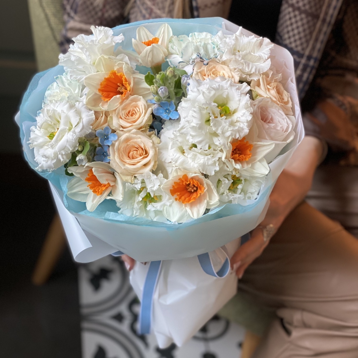 Букет Золушка из нарциссов, оксипеталума, диантуса и роз