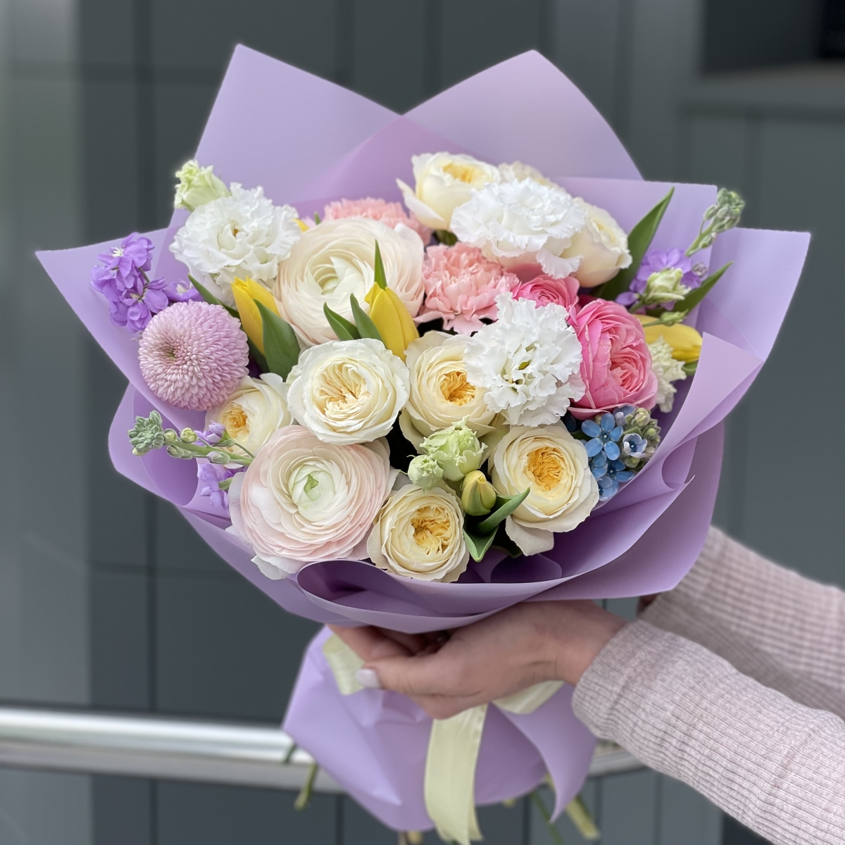 Букет Келси из кустовых пионовидных роз, ранункулюсов, тюльпанов, маттиолы и оксипеталума