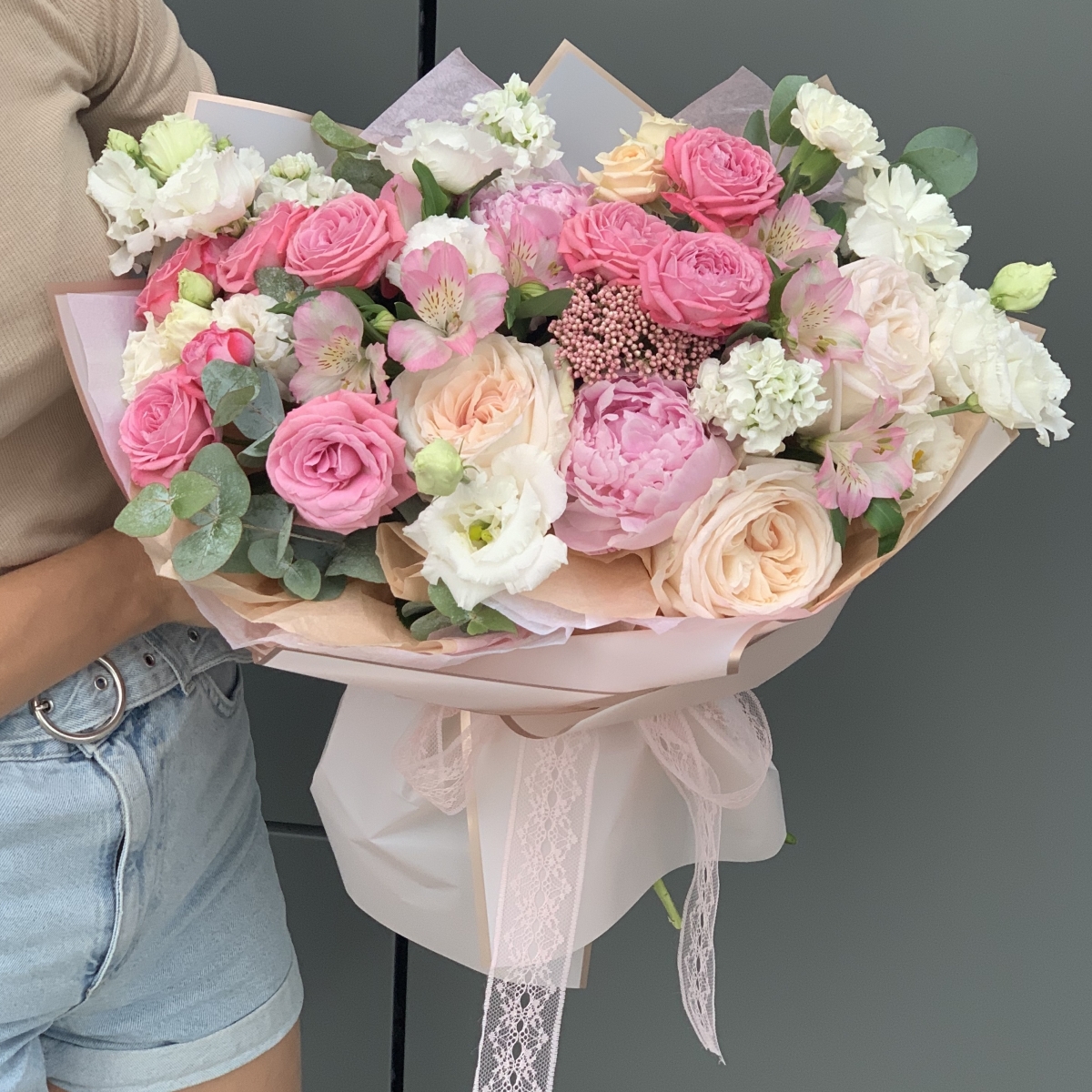 Букет Дежавю из роз, озотмнуса, маттиолы, эустомы и пионов