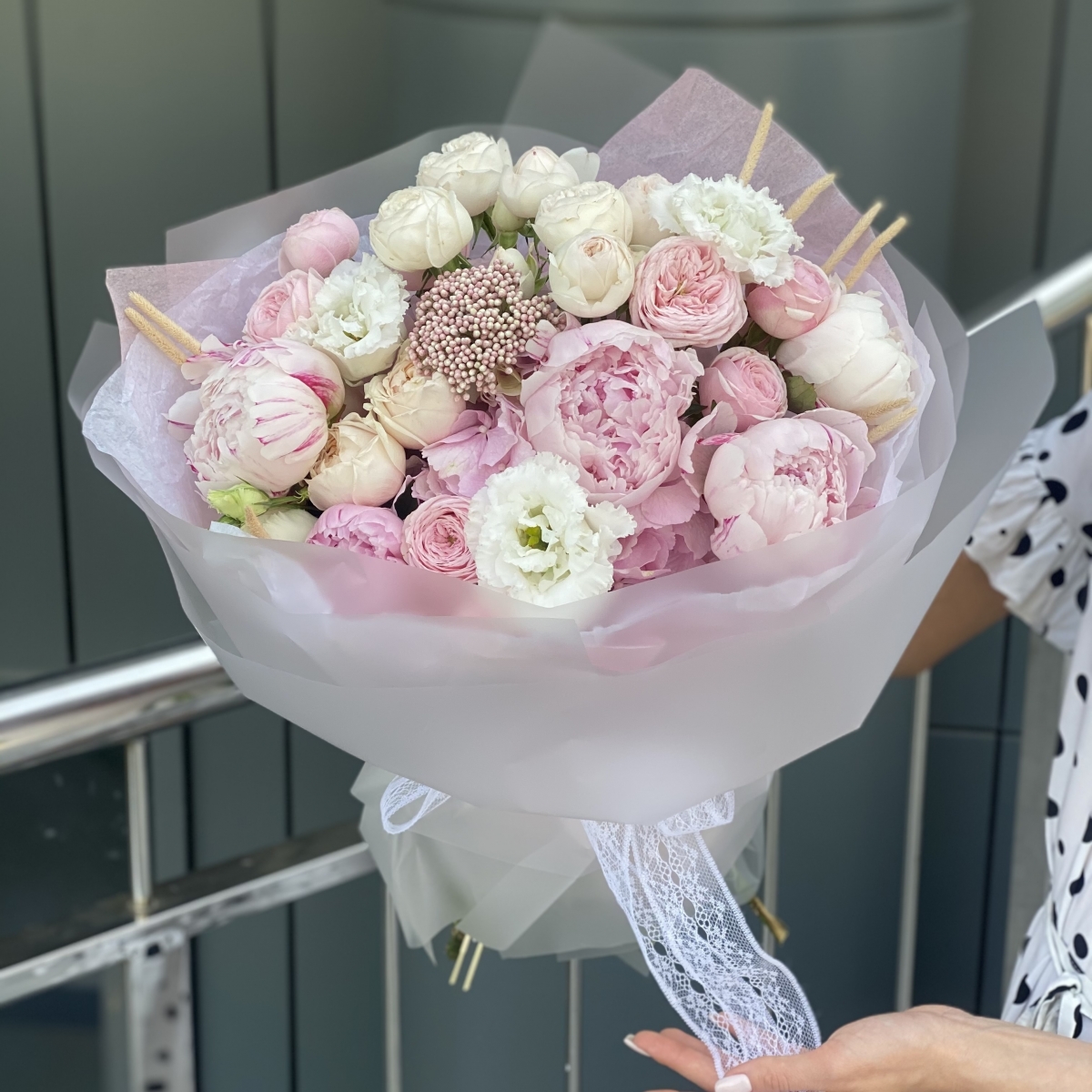 Букет Неаполь из пионов, роз, озотамнуса и гортензии