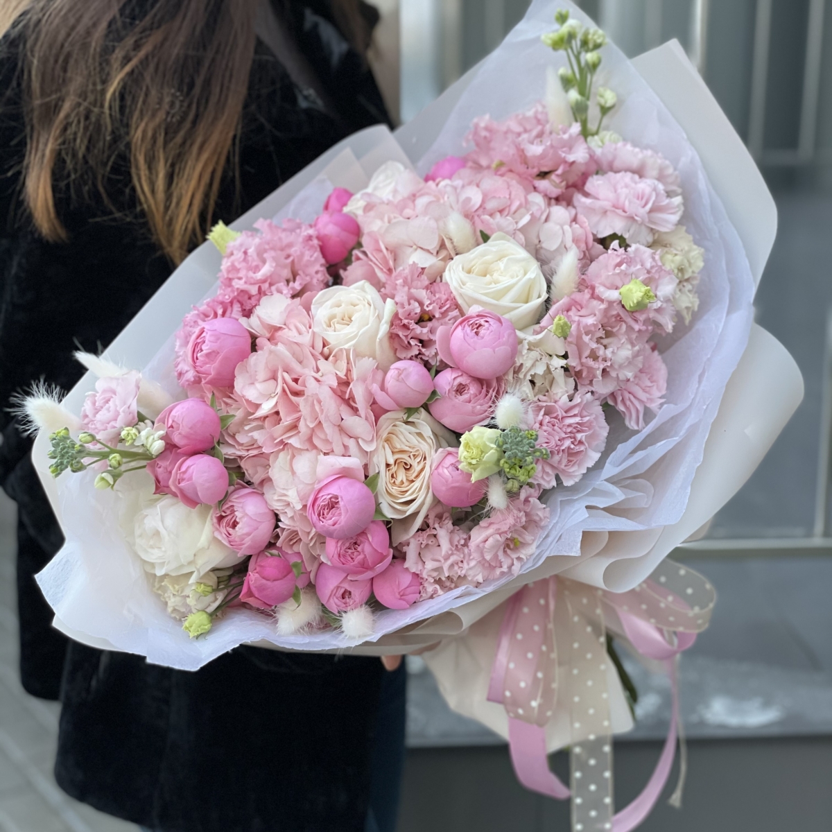 Букет Венский вальс из гортензии, маттиолы, лагуруса, розы сорта охара, сильвиа пинк