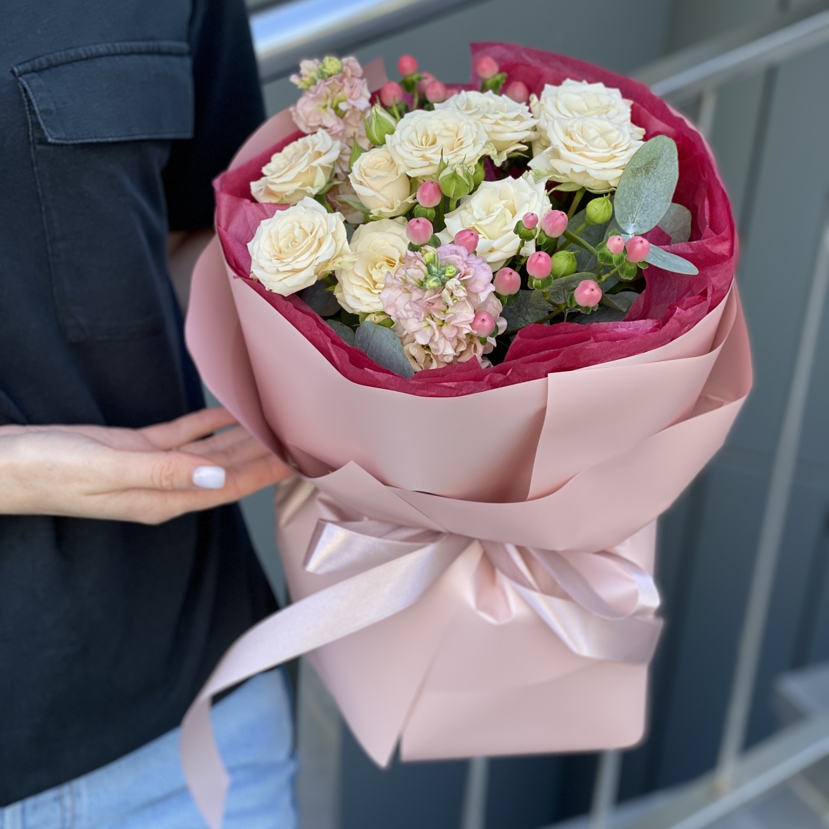 Букет Хорошего дня с кустовыми розами и ароматной маттиолой