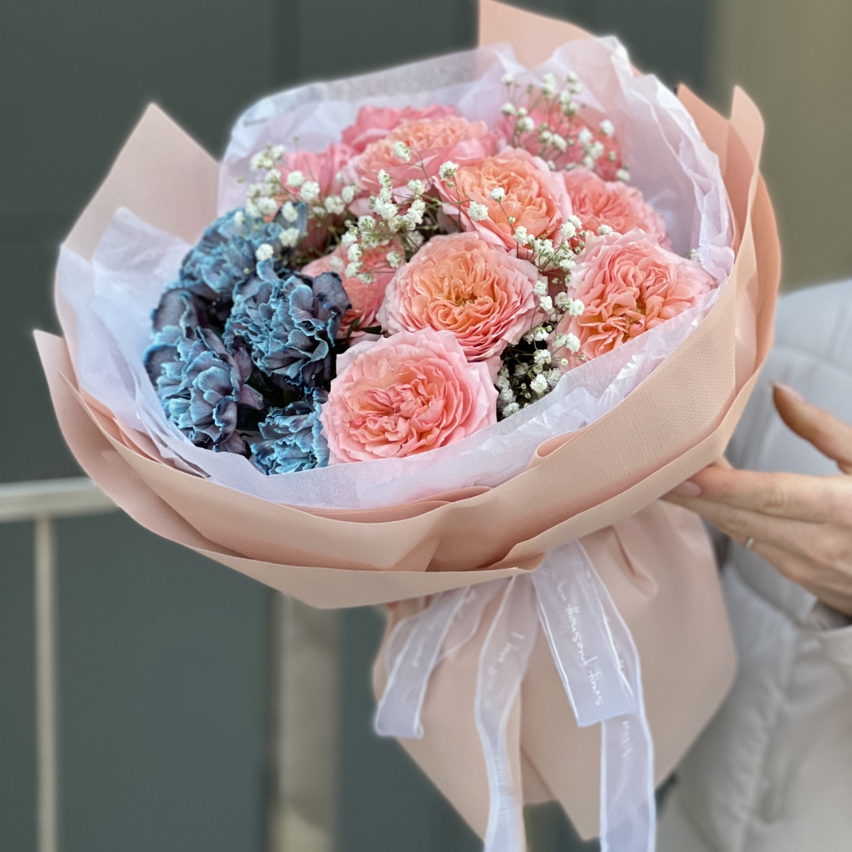 Букет Love Story из кустовых пионовидных роз, гвоздики и гипсофилы