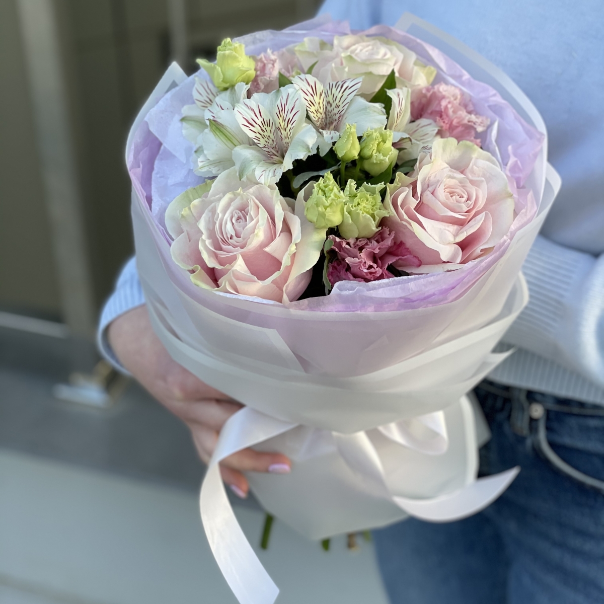 Букет Леди из роз, эустомы и альстромерии