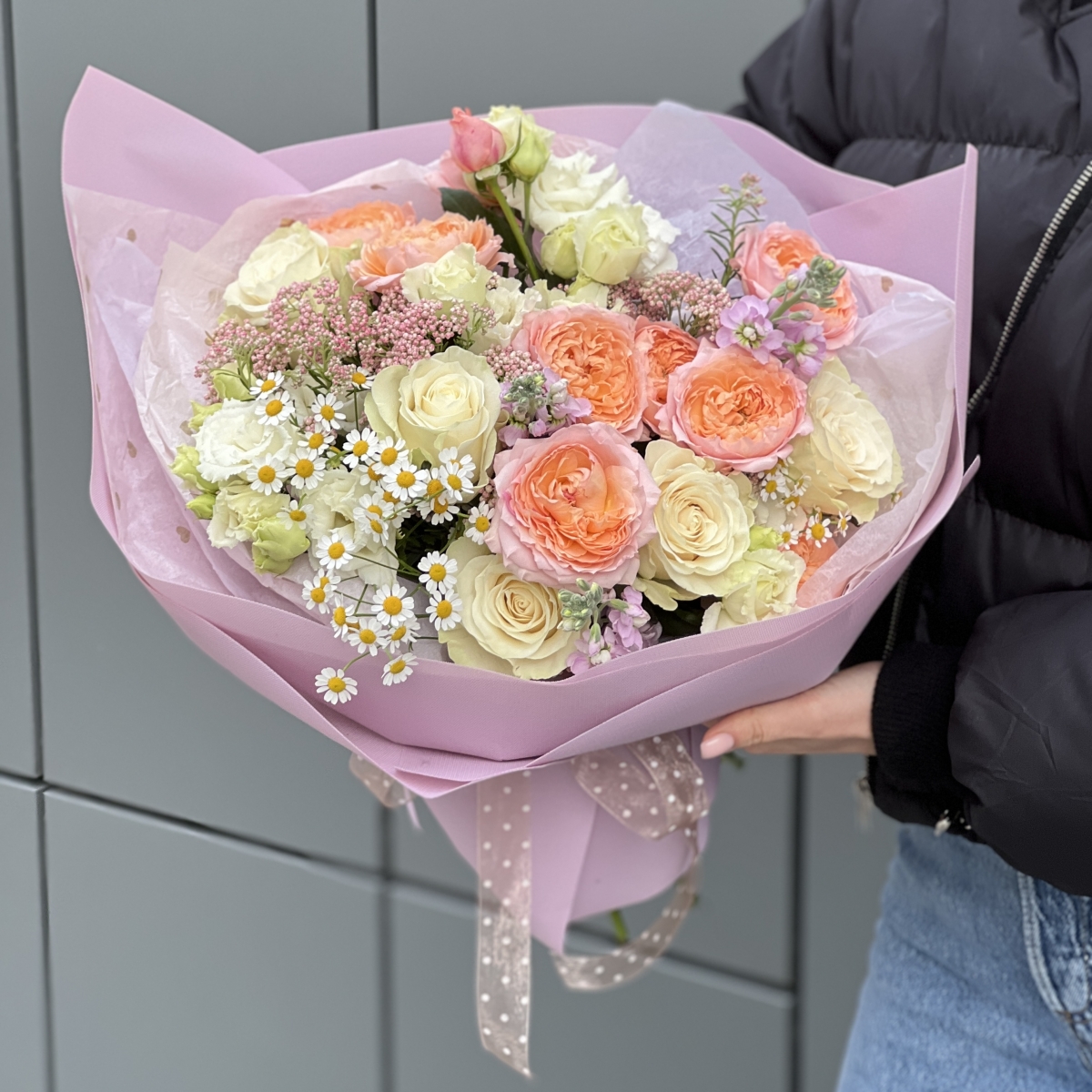 Букет Летний порыв из маттиолы, танацетума, озотамнуса, кустовых и одноголовых роз