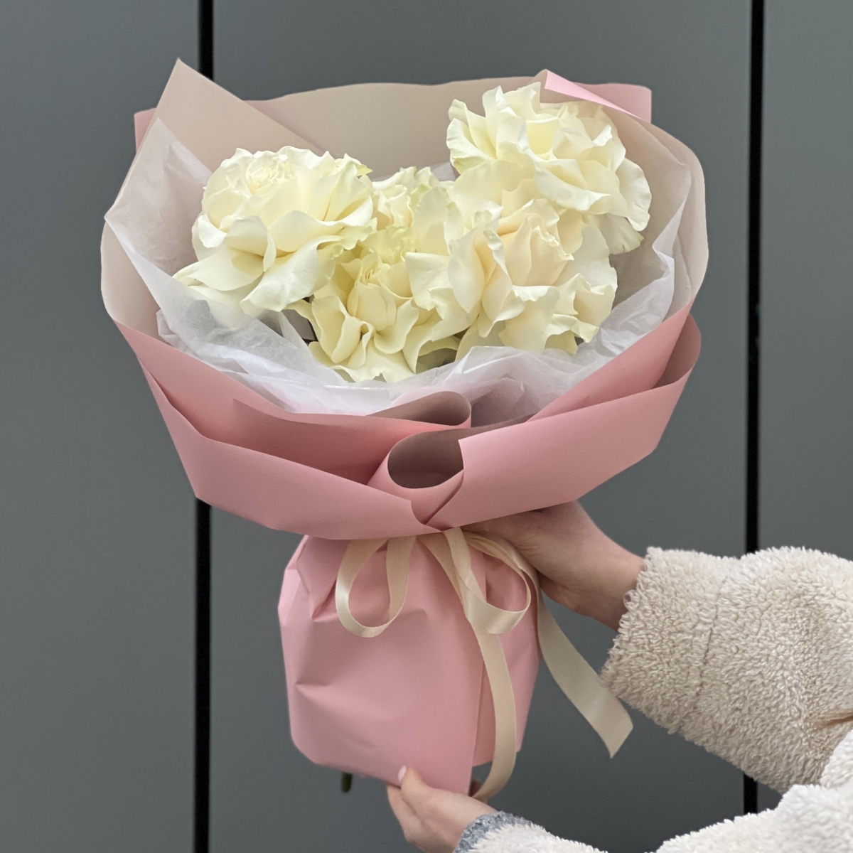 Букет Белый бархат из 5 белых роз