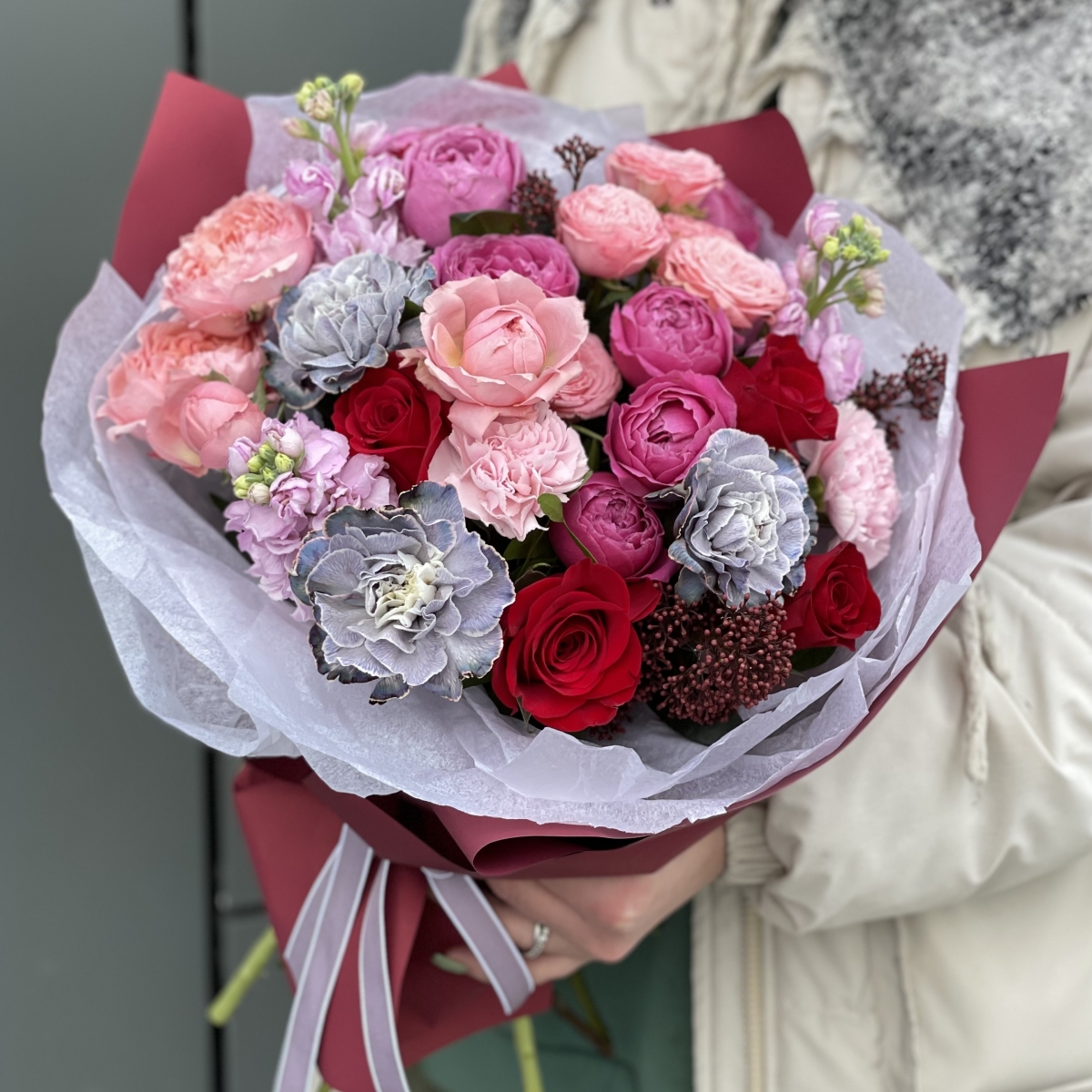 Букет Джерси из кустовых пионовидных роз, диантуса, скиммии и маттиолы