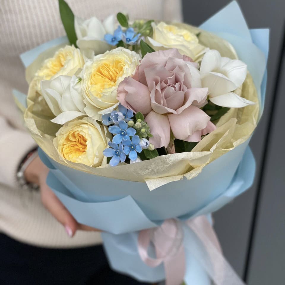 Букет из кустовой пионовидной розы, тюльпанов и оксипеталума Флюиды любви