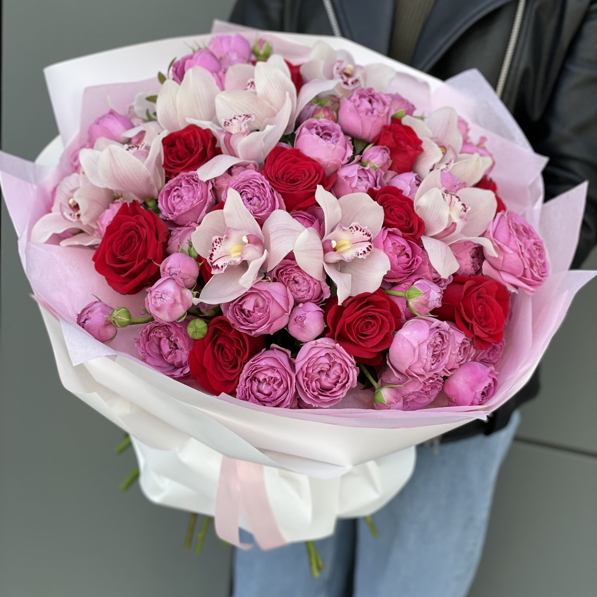 Букет Валеджио из цимбидиума, кустовых и одноголовых роз