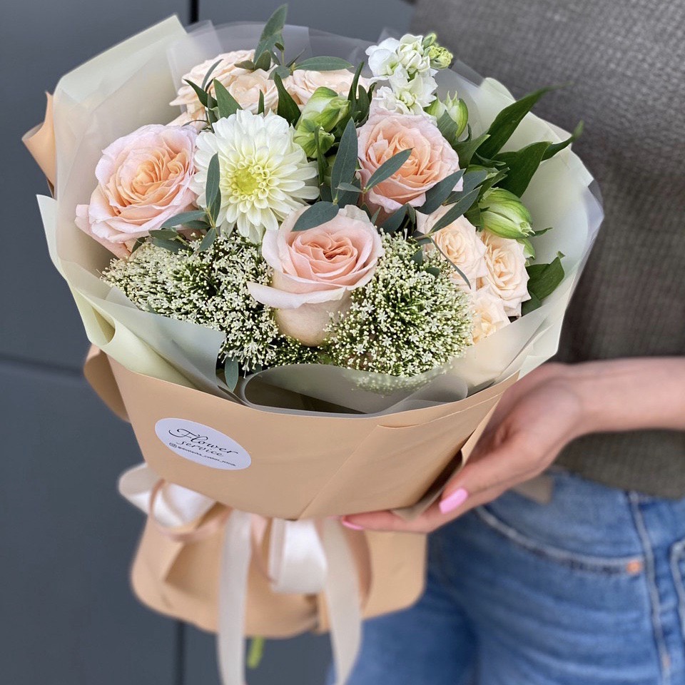 Букет из кустовой и одноголовой розы, альстромерии и маттиолы Наоми