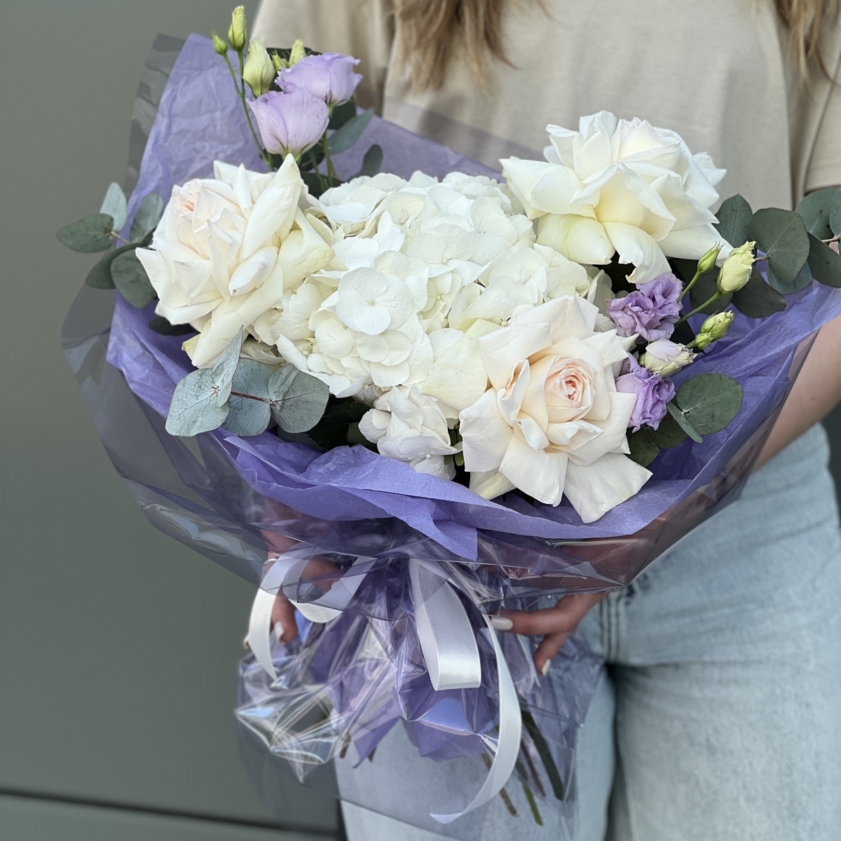 Букет Теплый вечер из гортензии, розы сорта охара, лиловой эустомы и эвкалипта