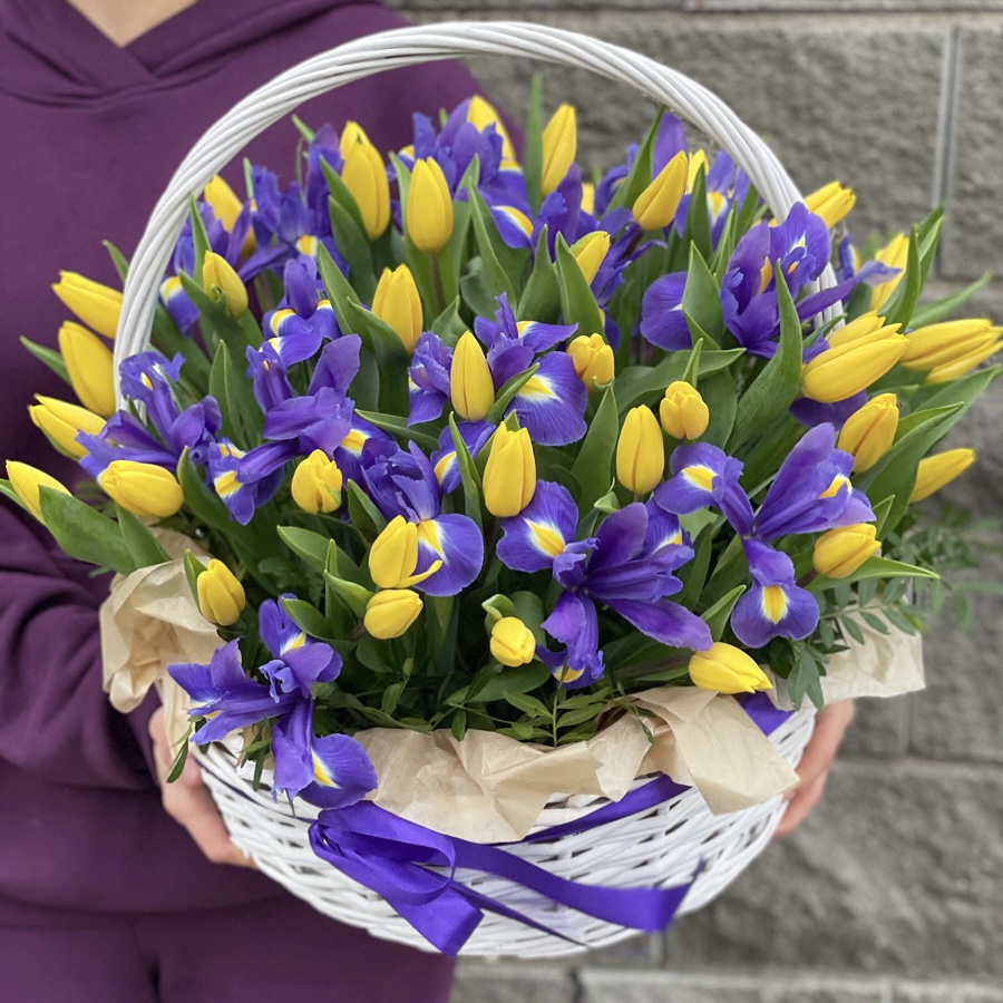 Корзина Лучики счастья из тюльпанов и ирисов