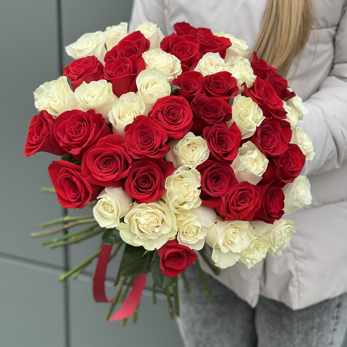 Букет из 31 белой и розовой розы