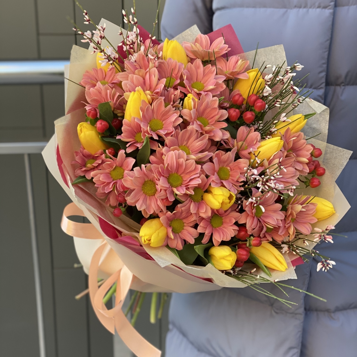 Букет Амстердам из тюльпанов, хразантемы, гиперикума и генисты