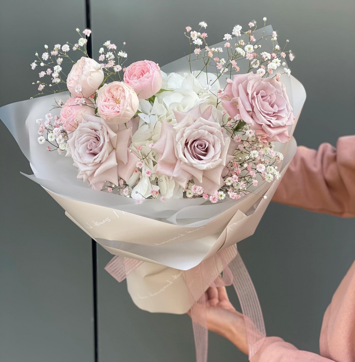 Букет Нежные оттенки из гортензии, роз и гипсофилы