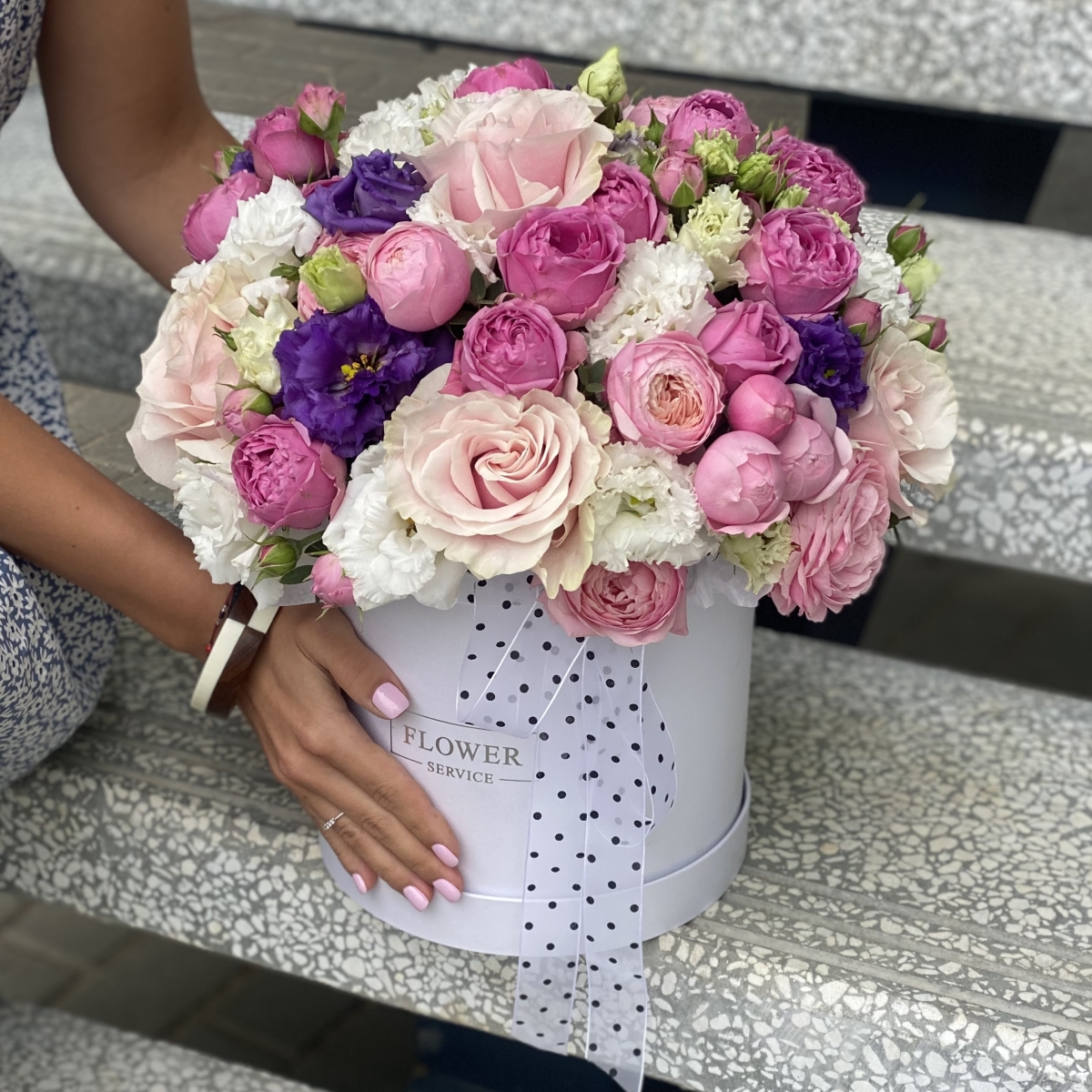 Композиция Искушение из кустовых и одноголовых пионовидных роз и эустомы