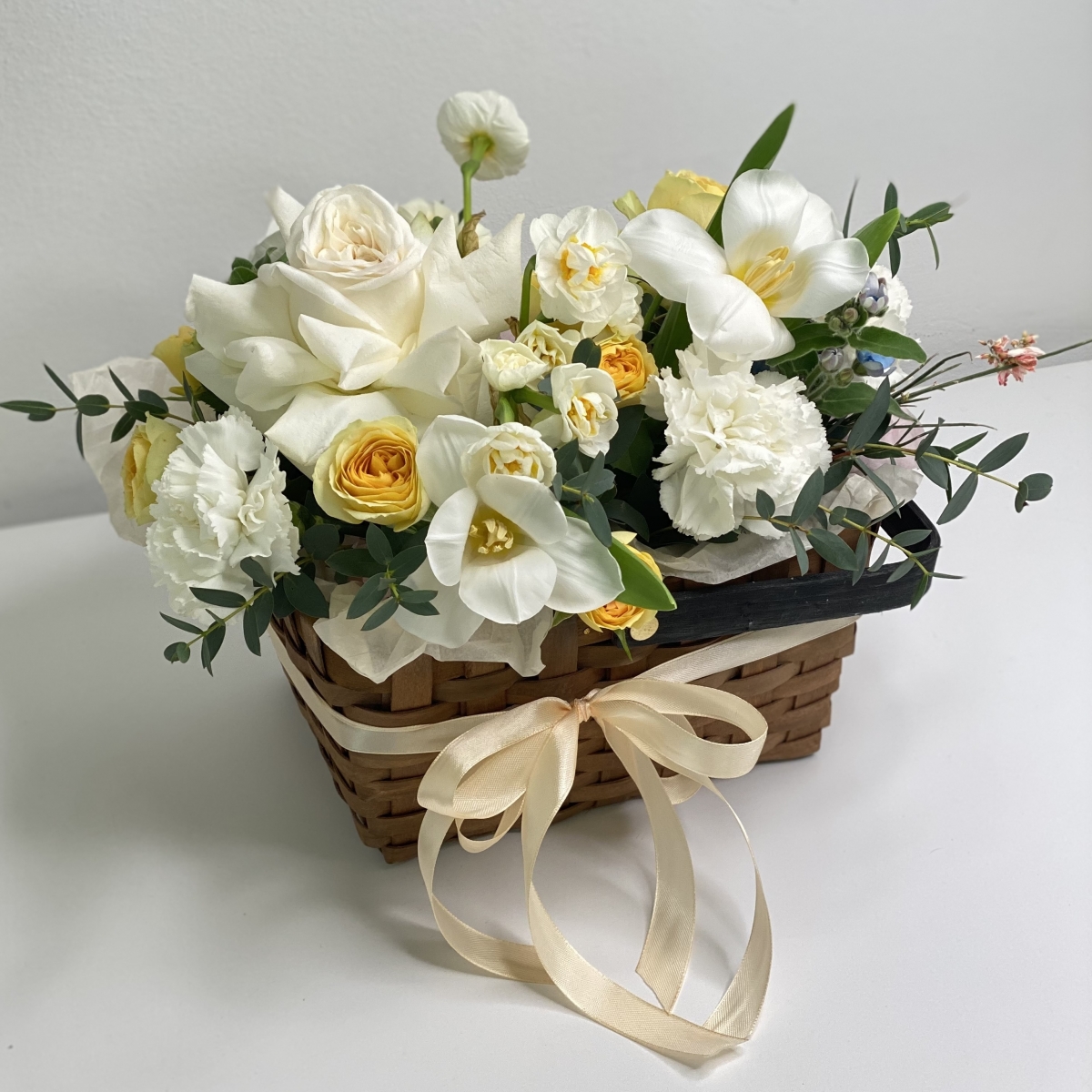 Корзина Испанский танец из пионовидных тюльпанв