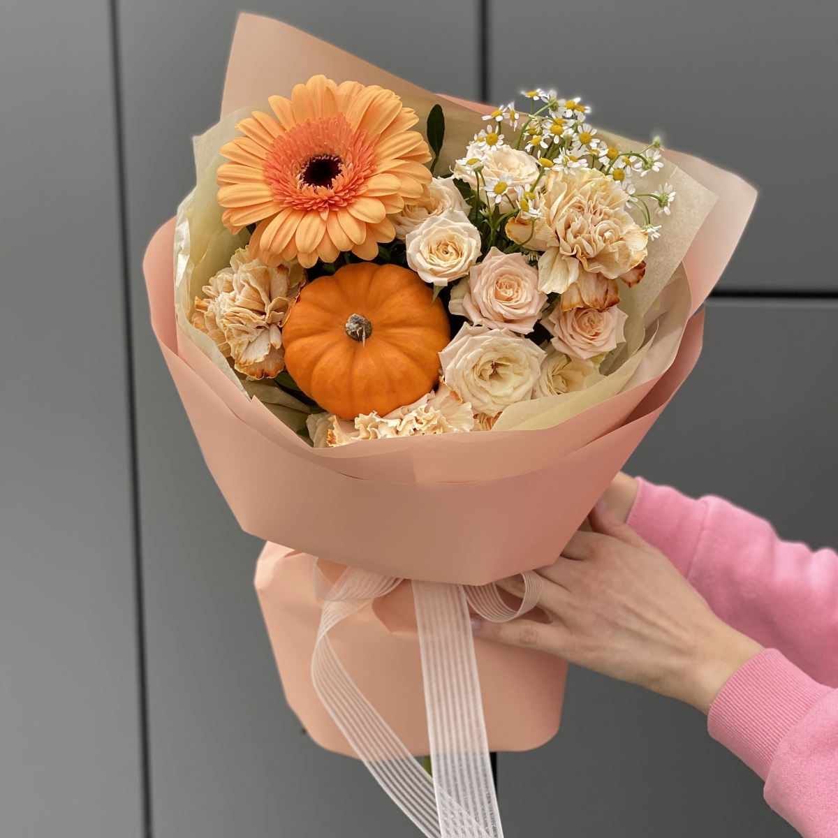 Букет Тыквенный Латте из герберы, тыквы, танацетума, диантуса и кустовых роз