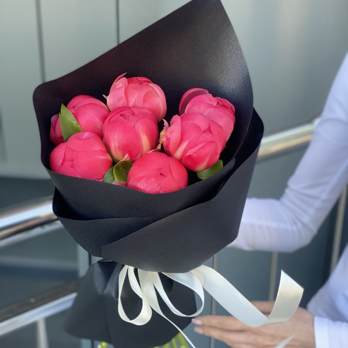 Букет Страстный Коралл Шарм из 7 пионов