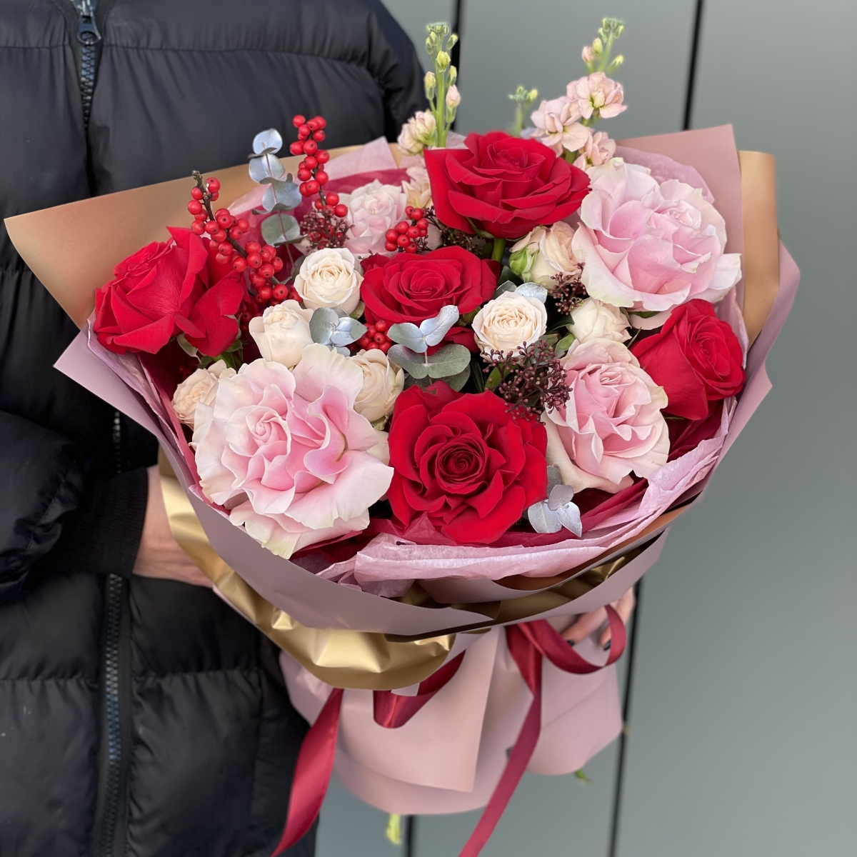 Букет Алези из илекса, роз, скиммии и маттиолы